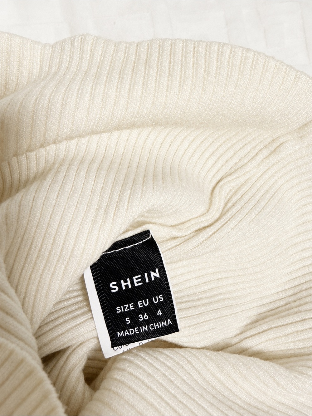 Basic White Ribbed Turtleneck Top - Picture 4 of 4